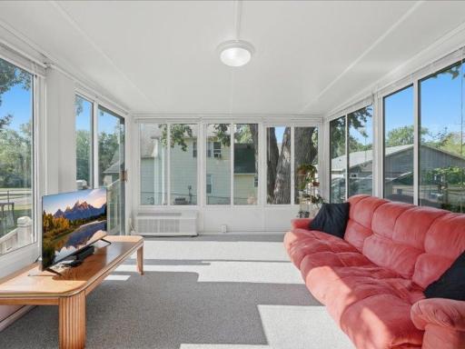 16-Sun Room.jpg
