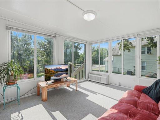 17-Sun Room.jpg