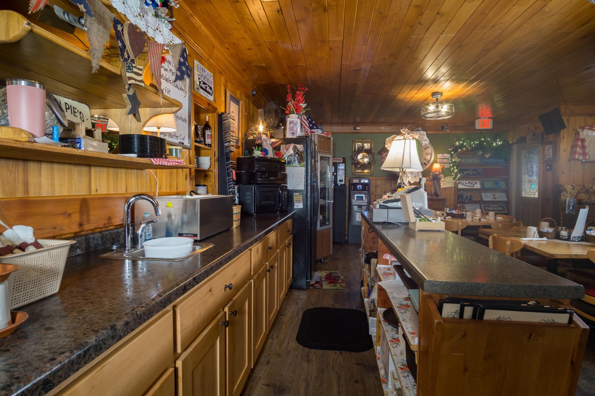 12-Restaurant Dining Room.jpg