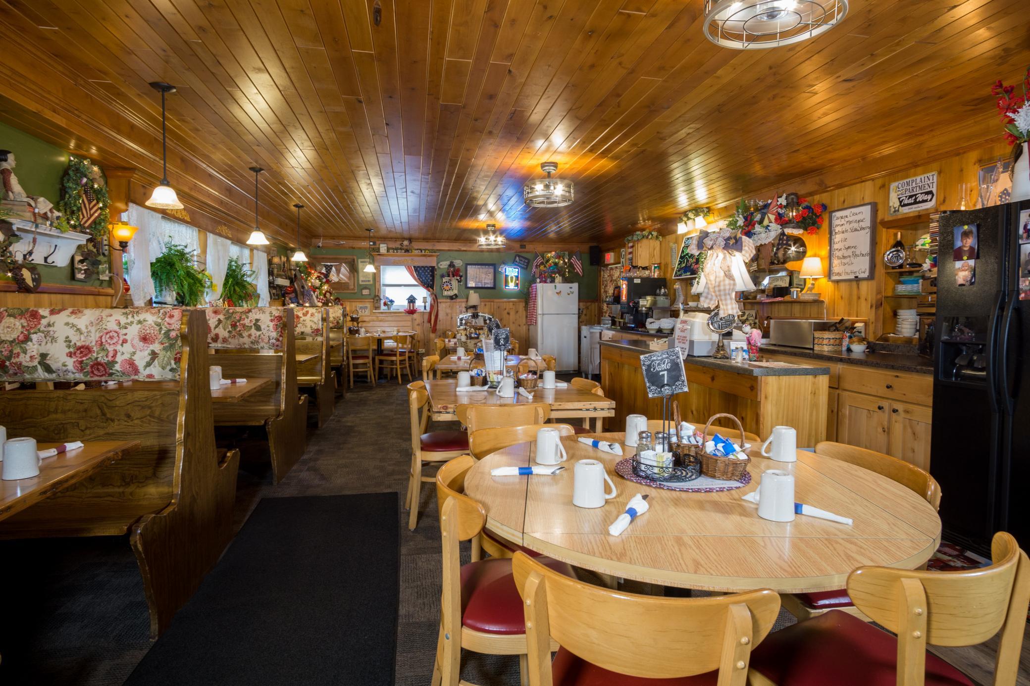11-Restaurant Dining Room.jpg