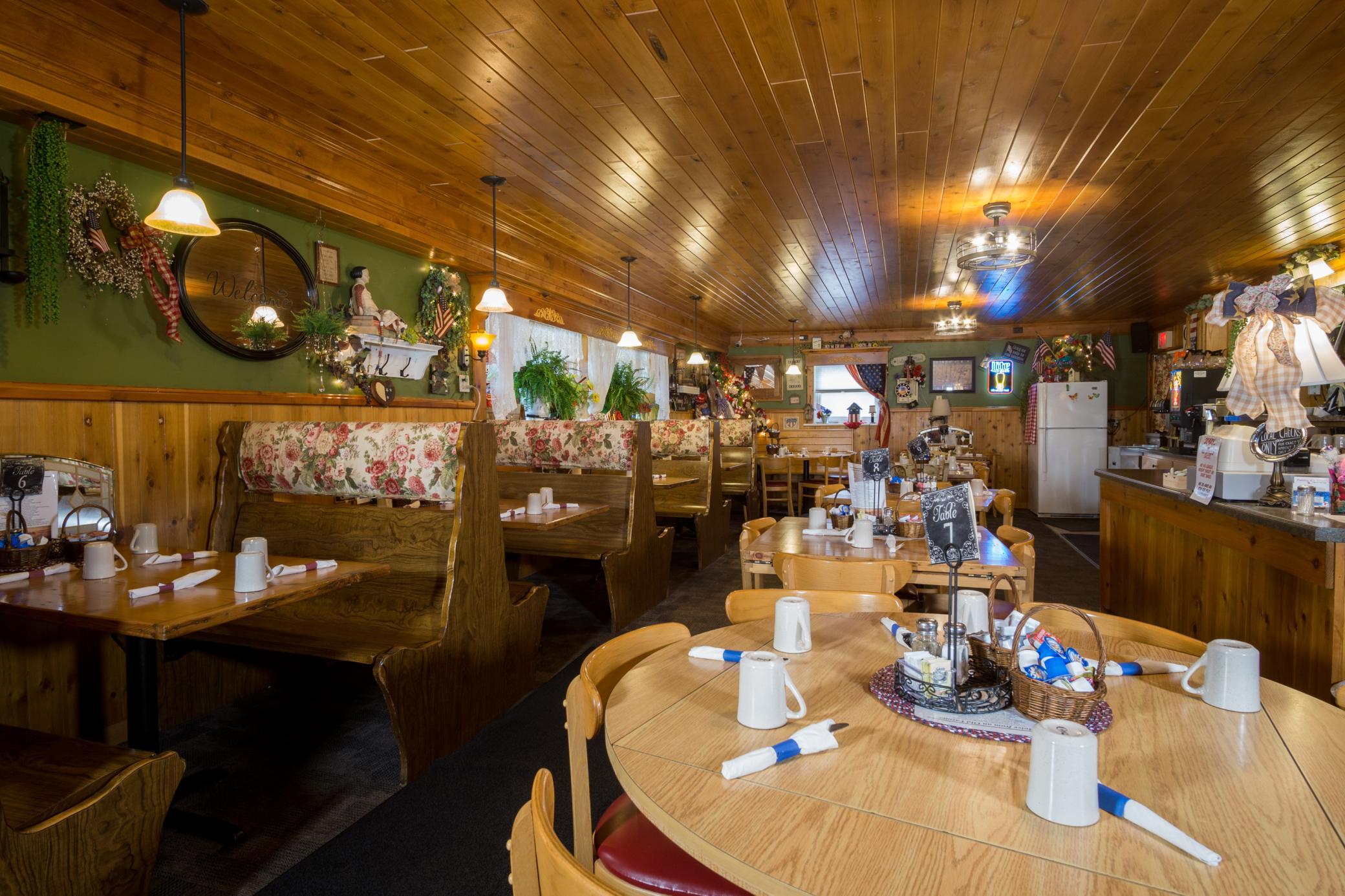 10-Restaurant Dining Room.jpg