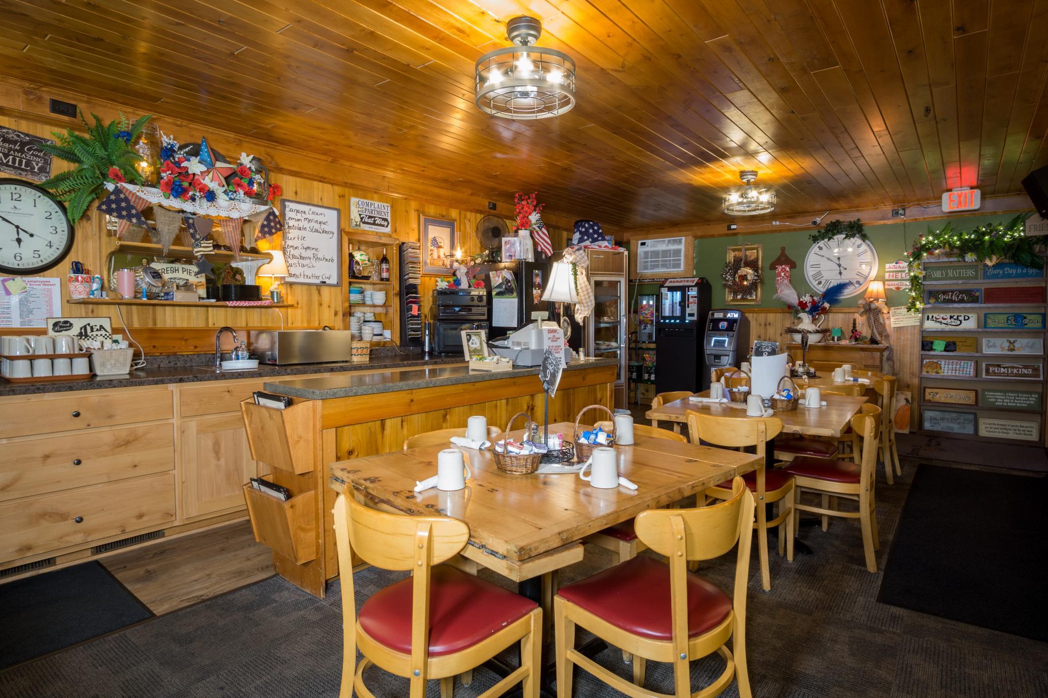 8-Restaurant Dining Room.jpg