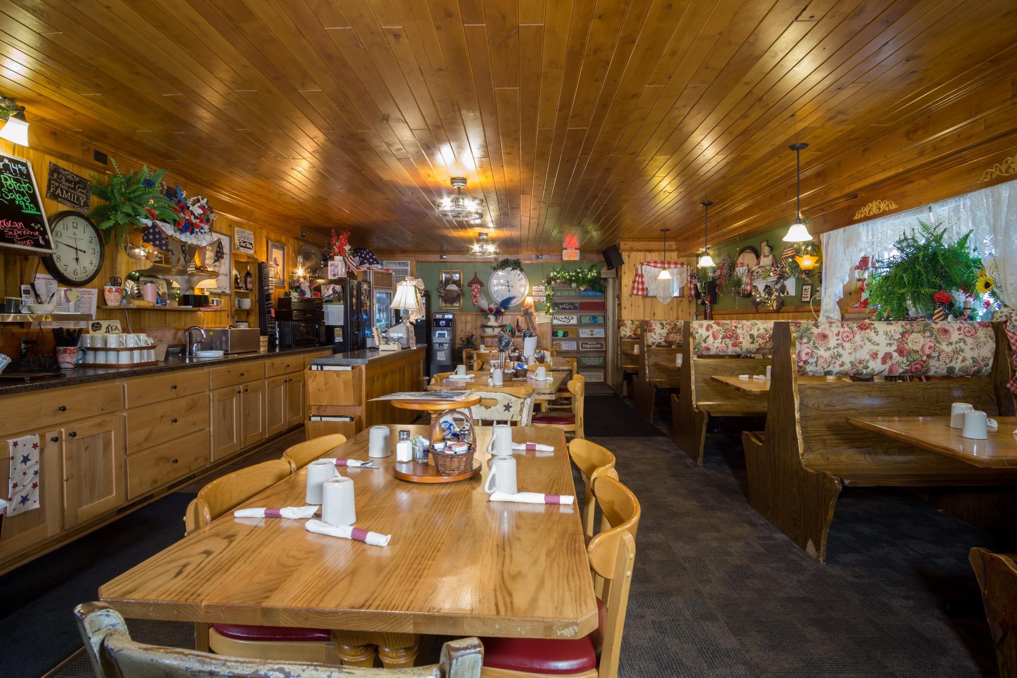 5-Restaurant Dining Room.jpg