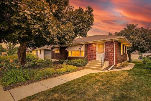 It's prime location is unbeatable, within minutes to multiple lakes, parks, walking and bike trails, restaurants, coffee shops, entertainment and more.