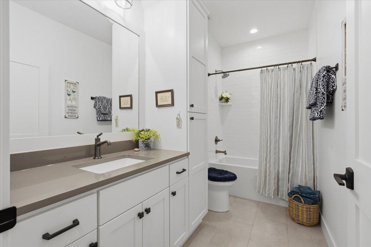 20-Bathroom 2.jpg