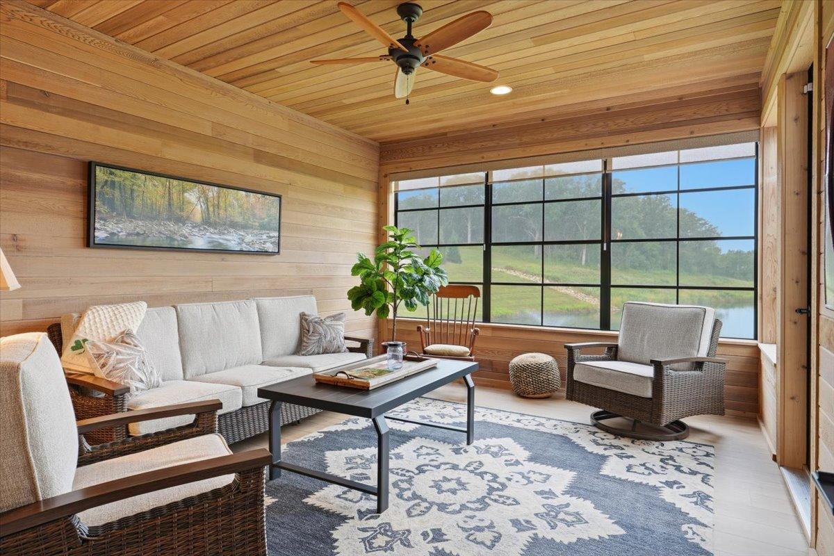 23-Sun Room.jpg