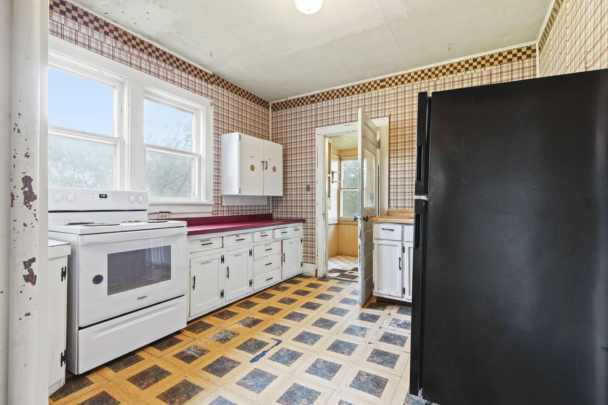 9-web-or-mls-448 Keller Ave S Amery-18.jpg