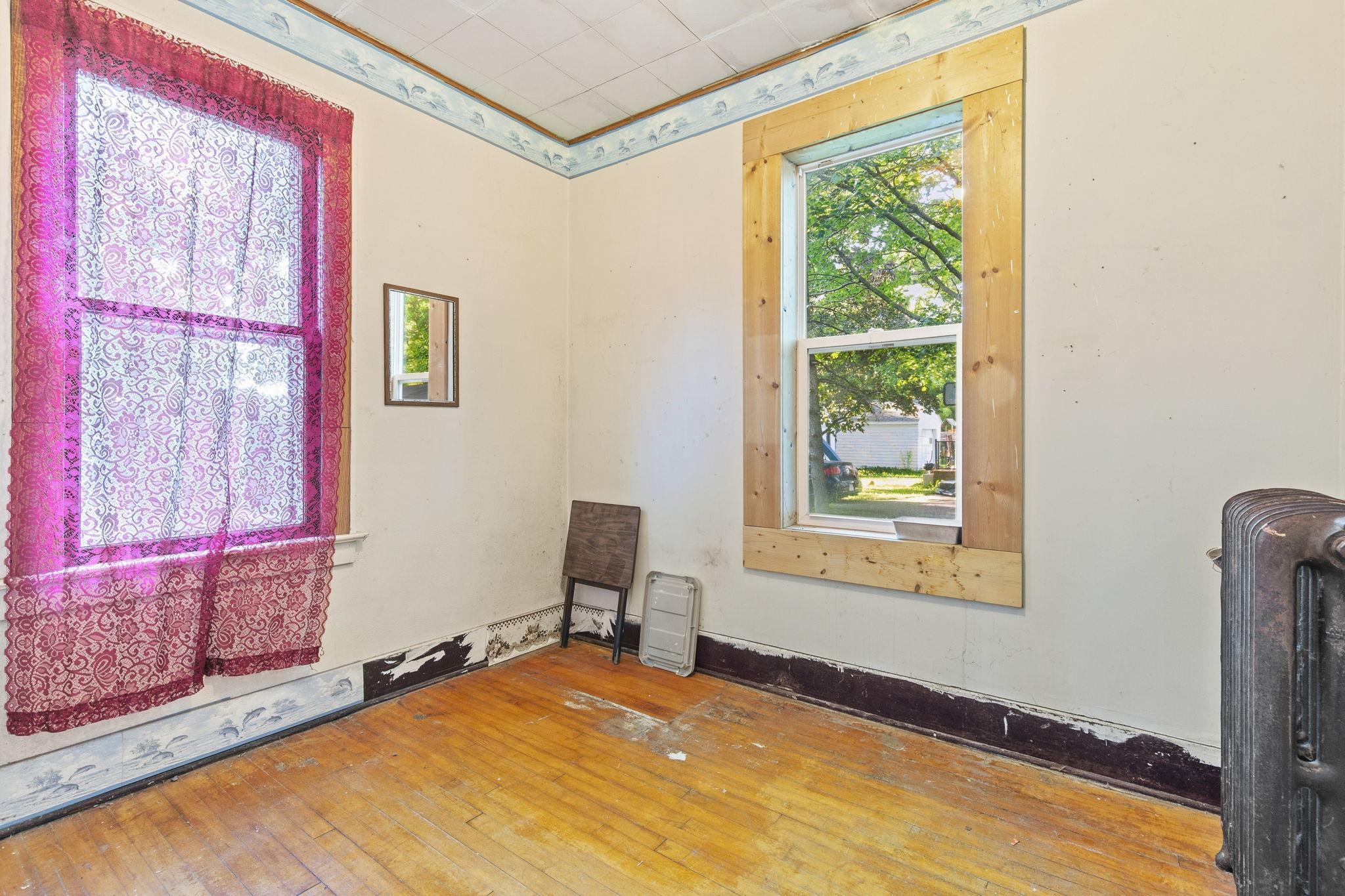 16-web-or-mls-448 Keller Ave S Amery-17.jpg