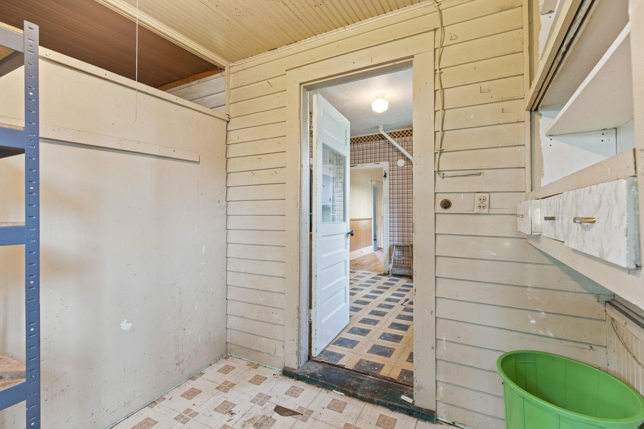 18-web-or-mls-448 Keller Ave S Amery-20.jpg