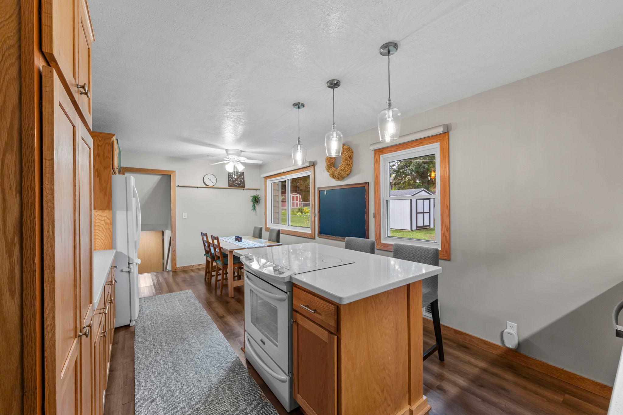 Island with cooktop & pendant lighting