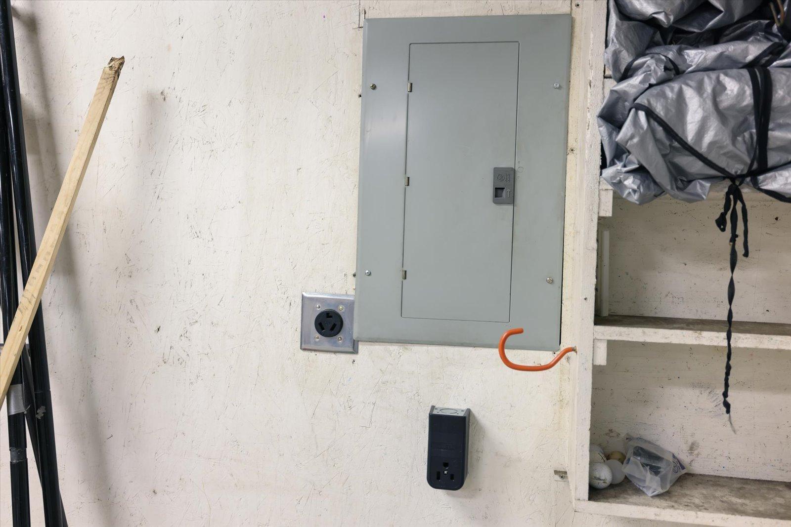 Detached Garage 28x32 100 amp panel