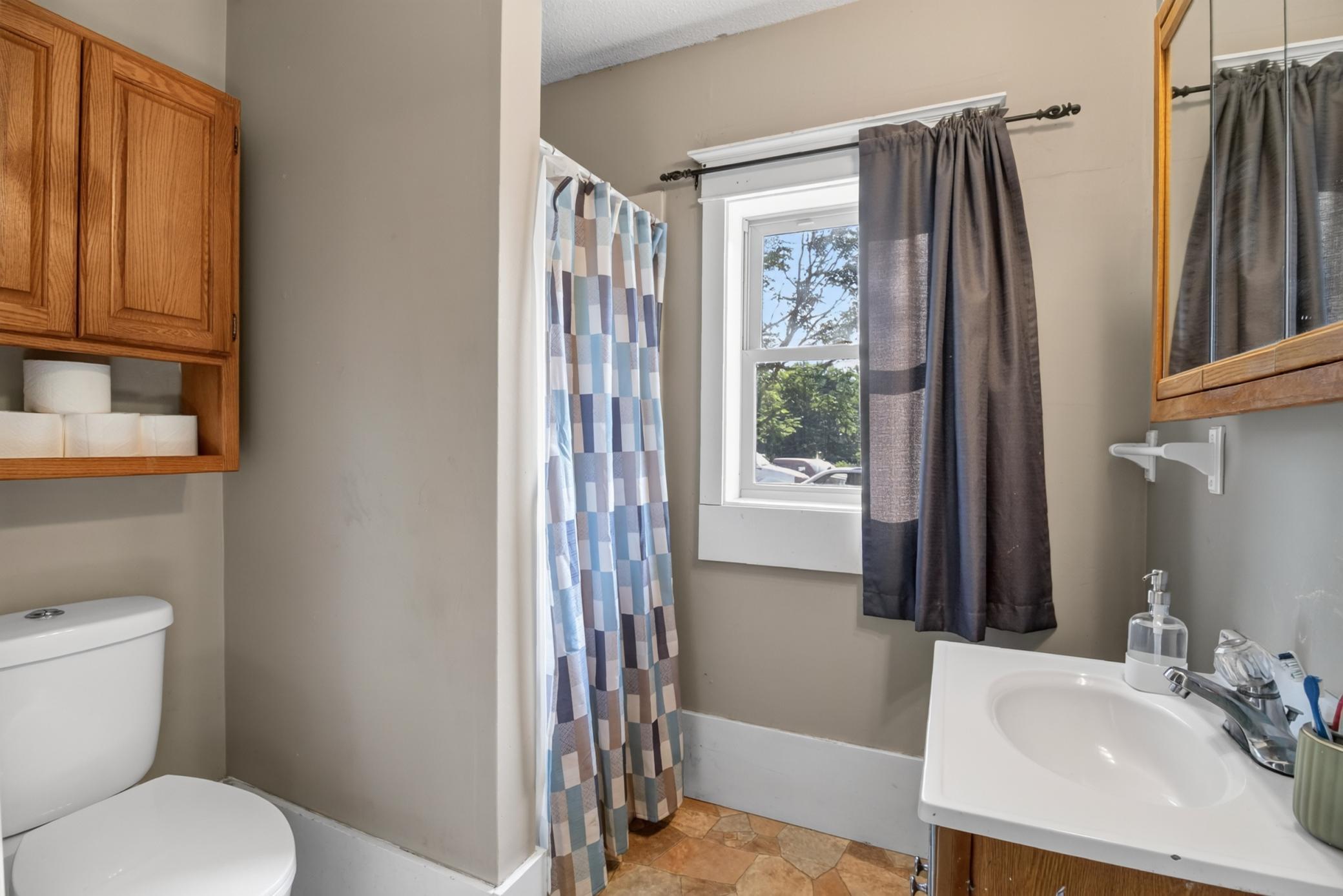 Main level 3/4 bath