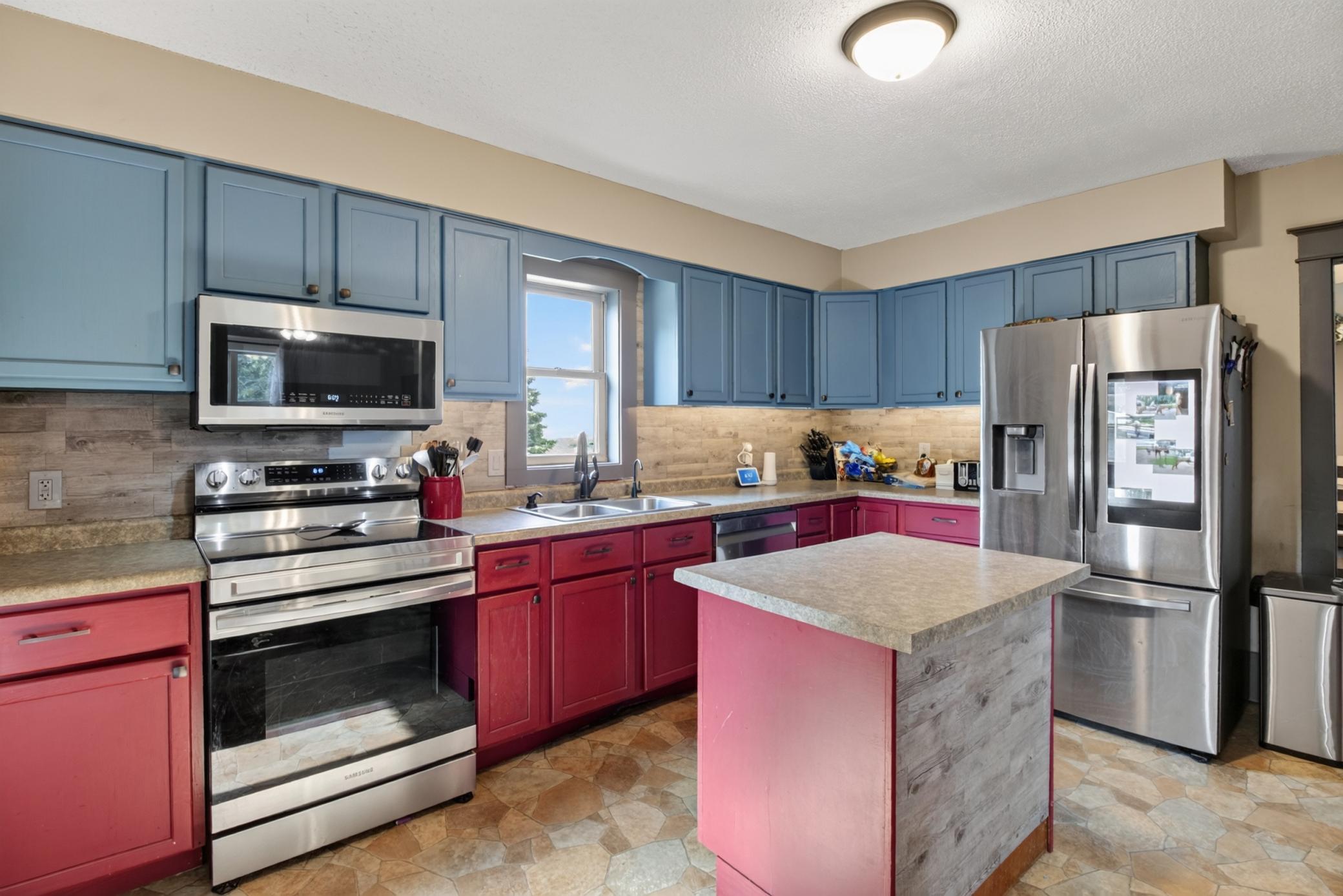 Large, open kitchen with new appliances in 2021/2022!