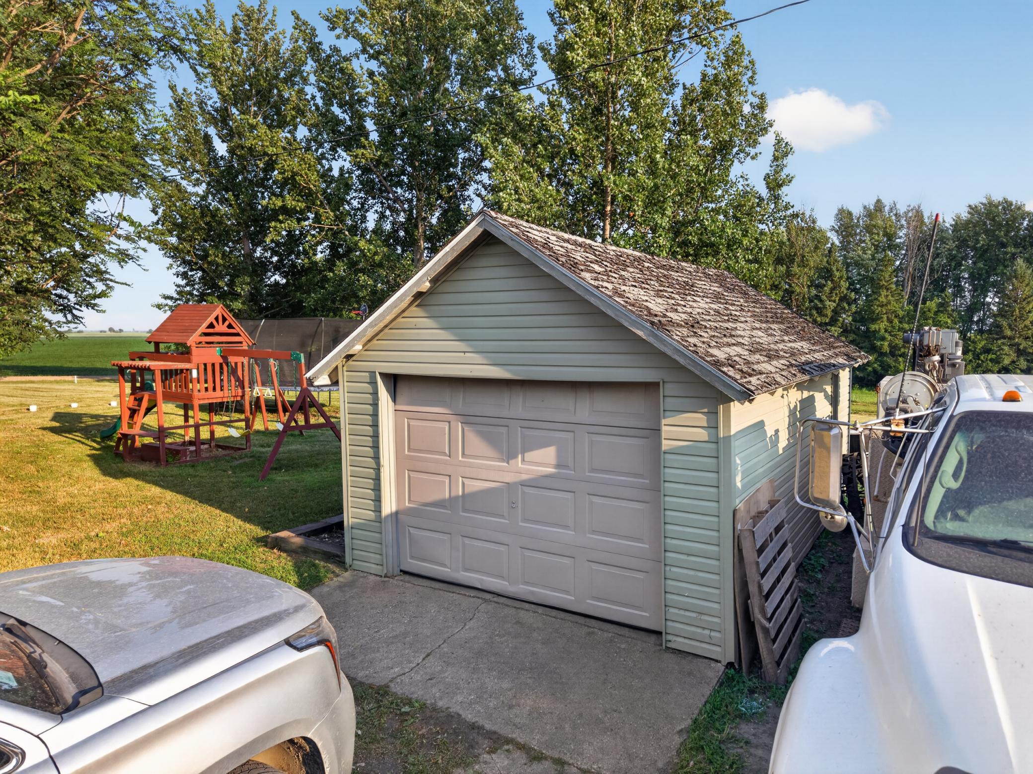 1 stall detached garage
