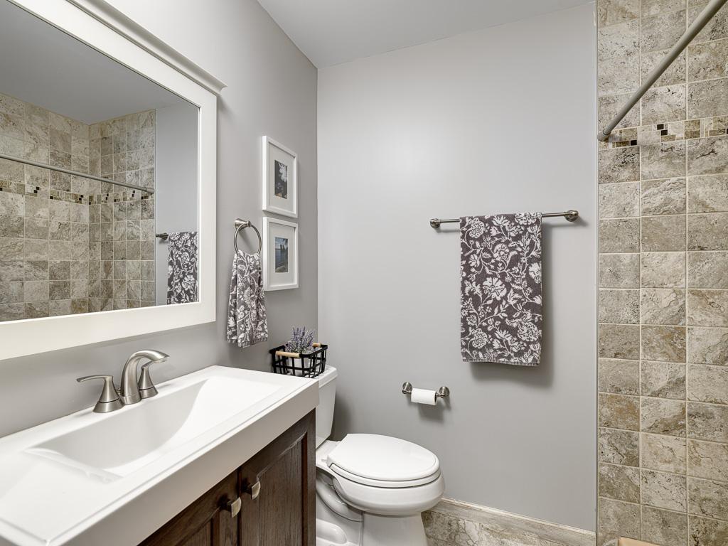 16 - Bathroom.jpg
