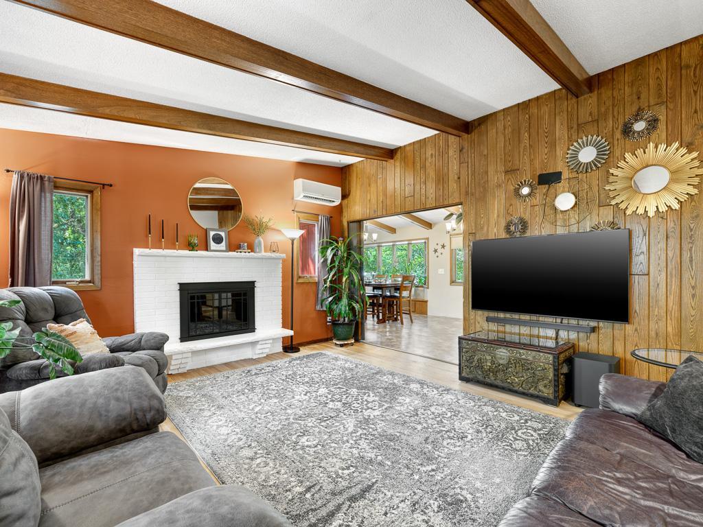 5 - Living Room.jpg