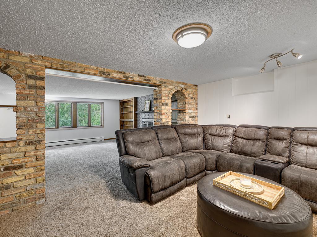 19 - Family Room.jpg