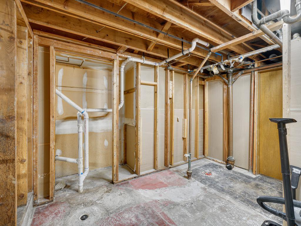 21 - Bathroom.jpg