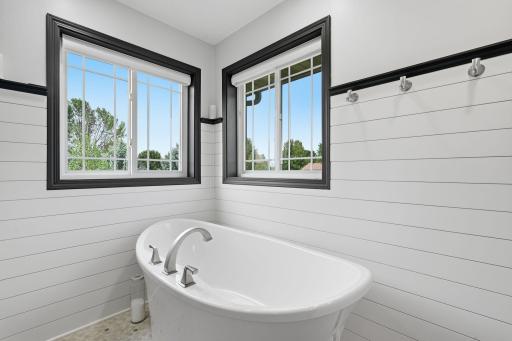 Soaking tub