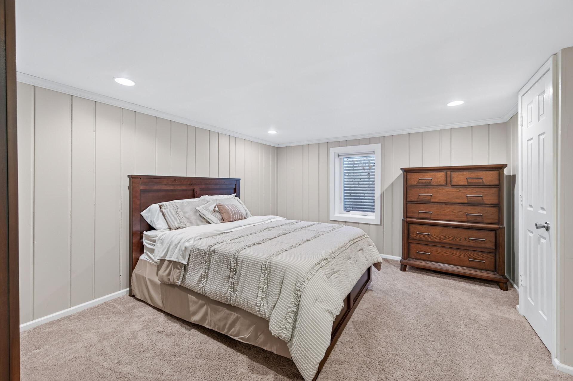 Lower level bedroom (4)