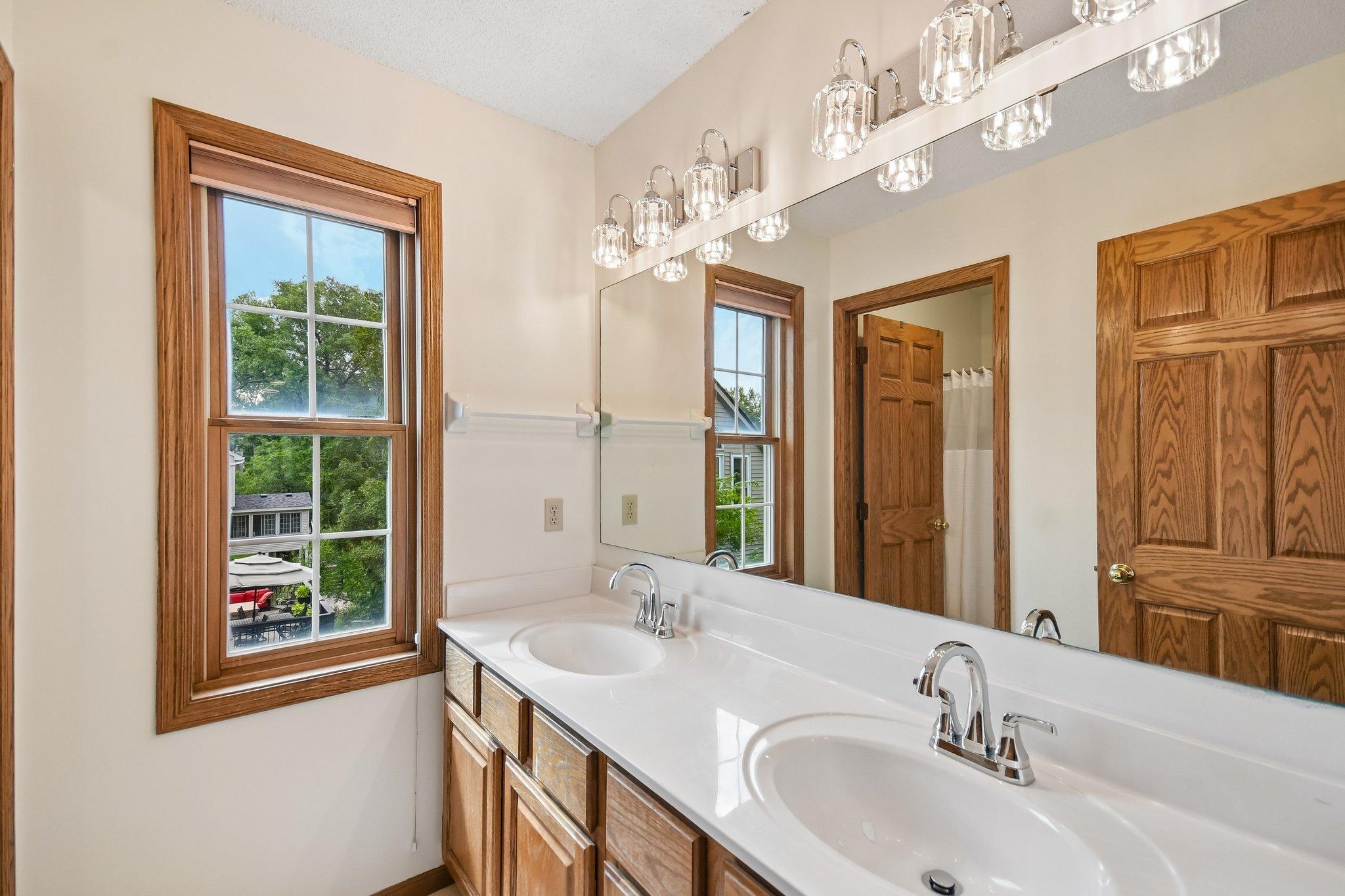 47-web-or-mls-Abbey Way-S2107-047.jpg