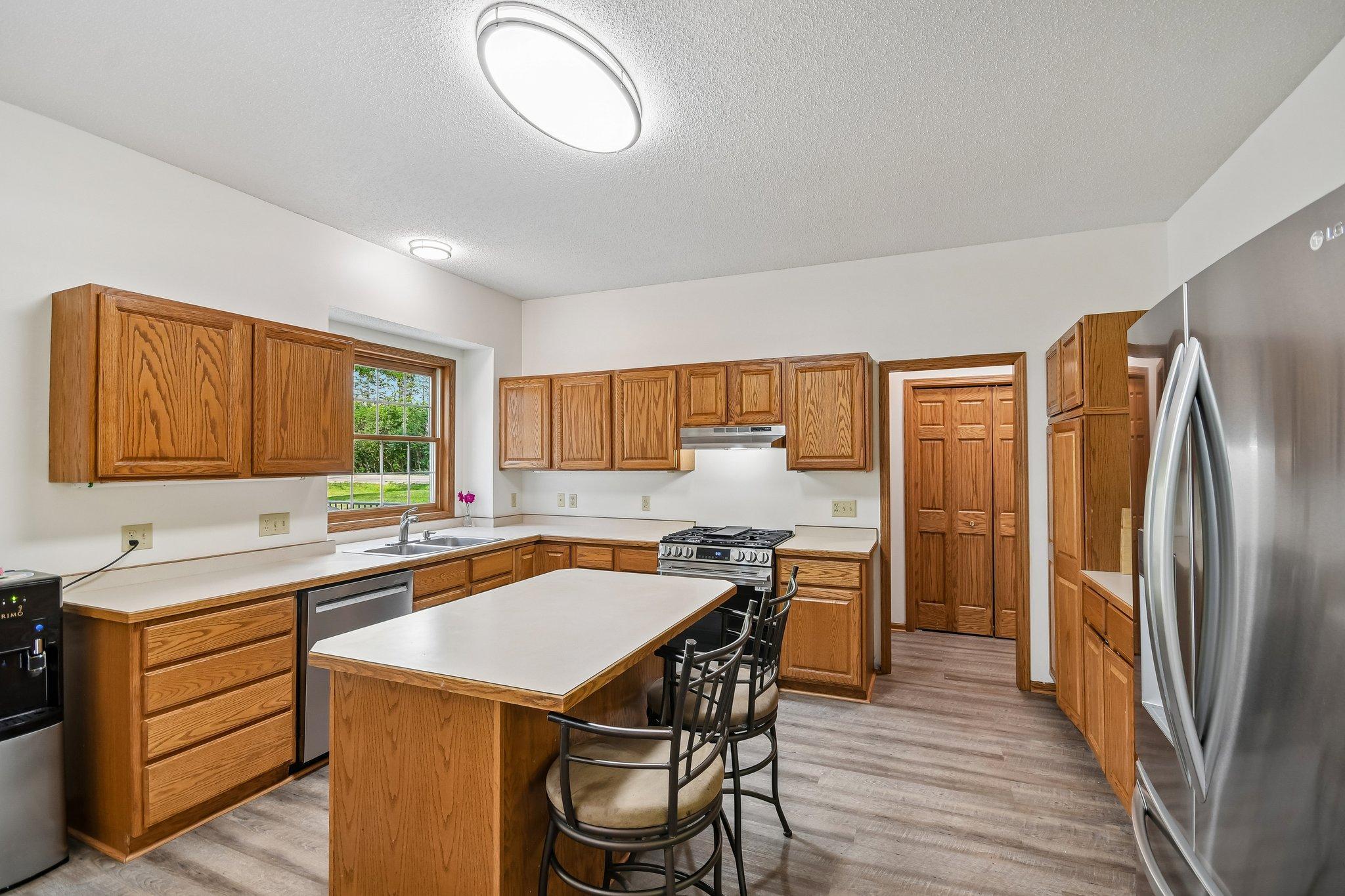 21-web-or-mls-Abbey Way-S2107-021.jpg