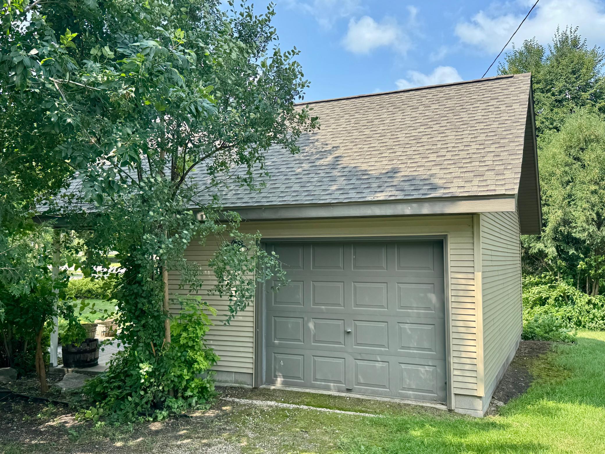 Detached garage