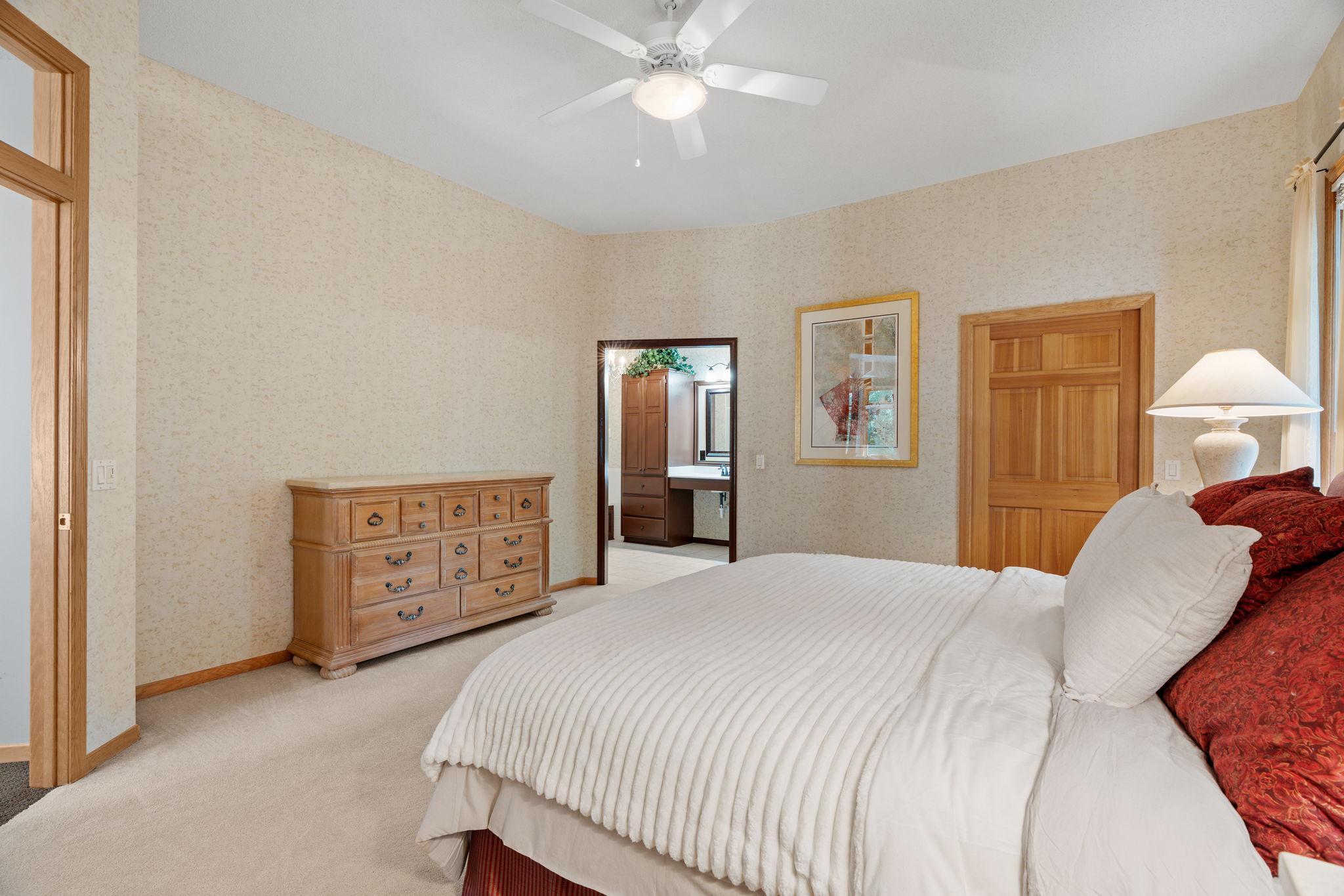 42-web-or-mls-8975 Hunters Way-42.jpg