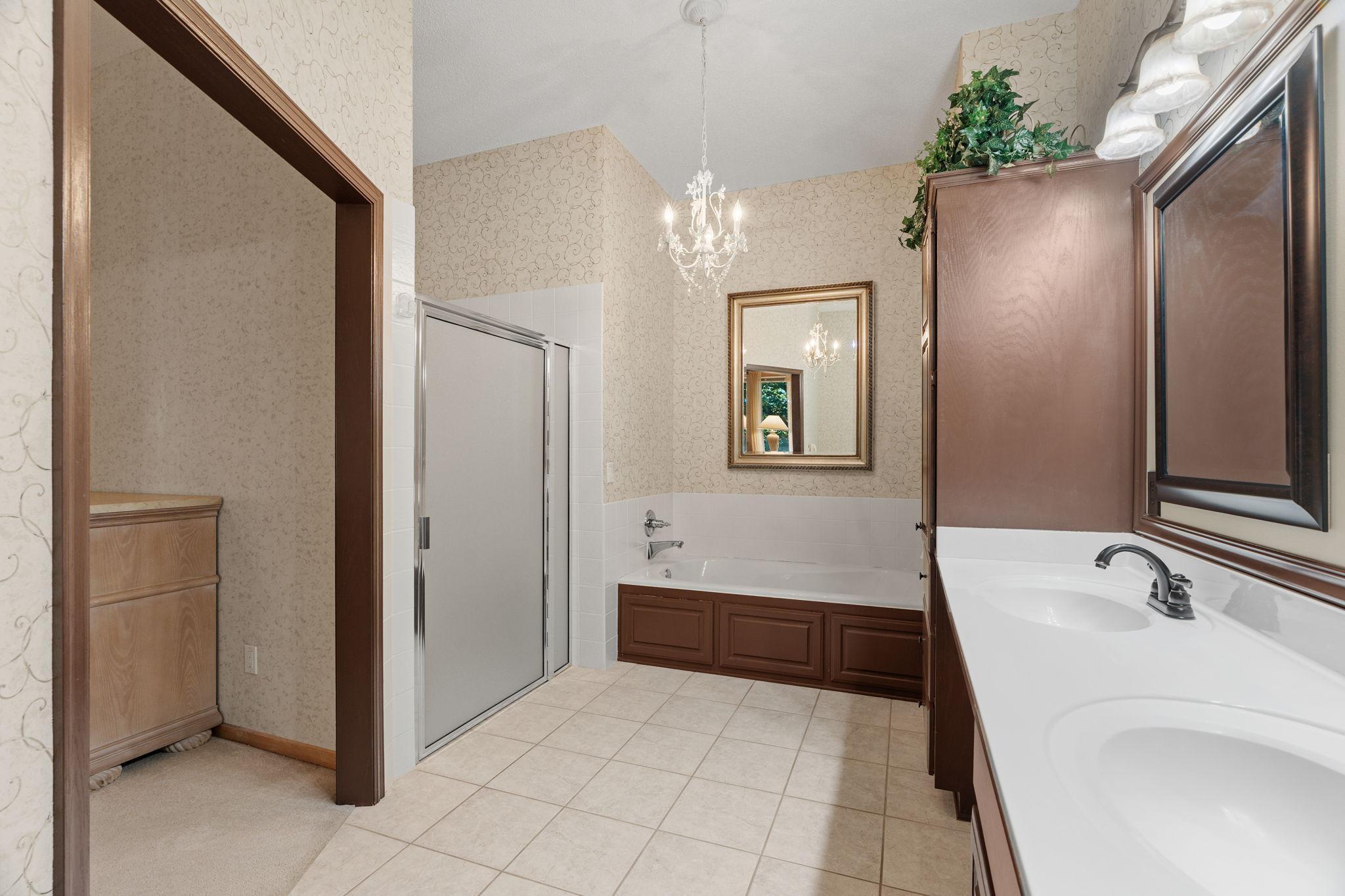 47-web-or-mls-8975 Hunters Way-47.jpg