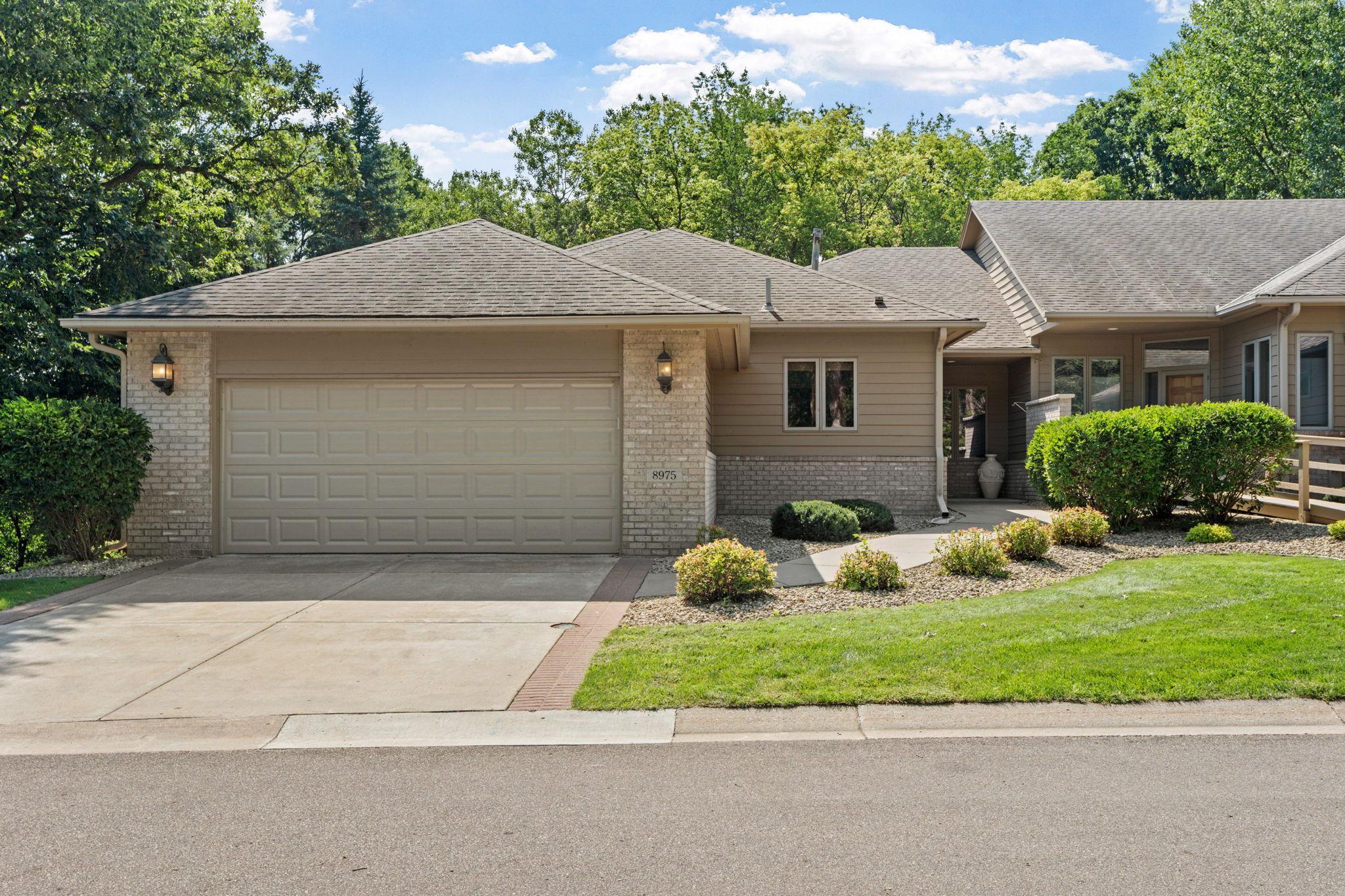 1-web-or-mls-8975 Hunters Way-1.jpg