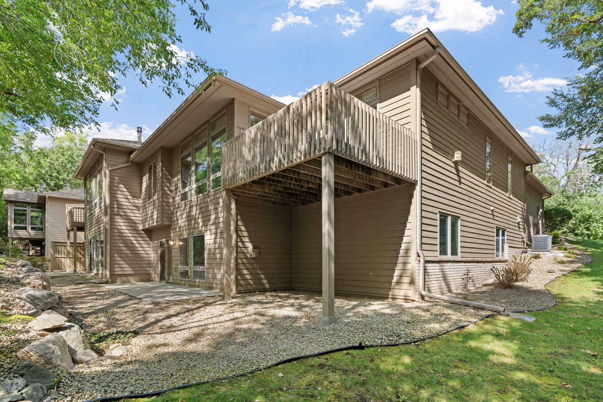 8-web-or-mls-8975 Hunters Way-8.jpg