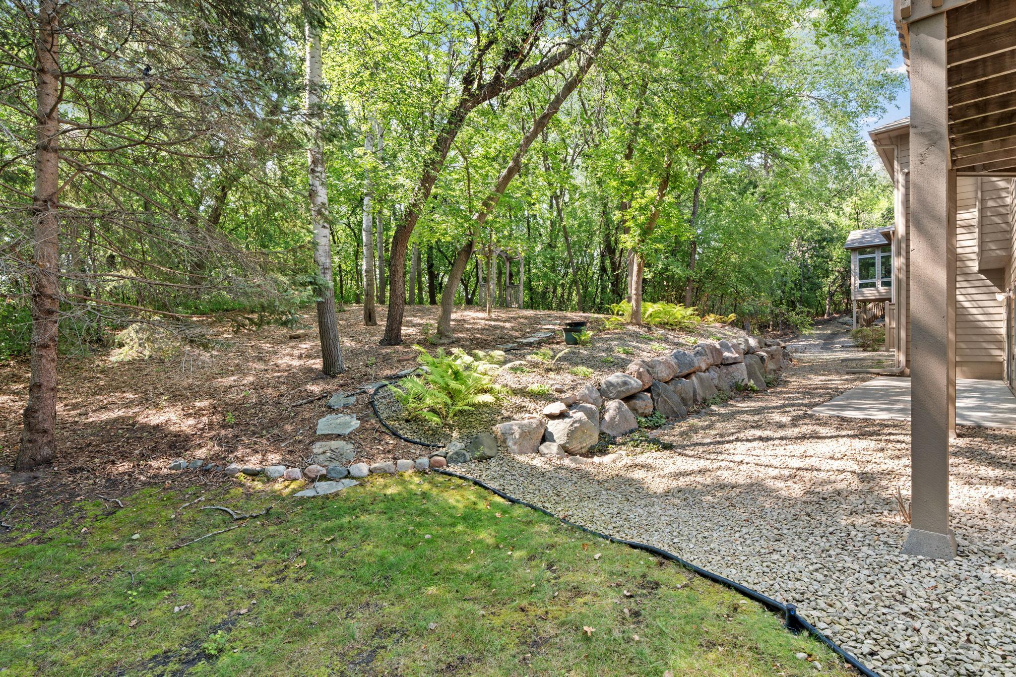 7-web-or-mls-8975 Hunters Way-7.jpg