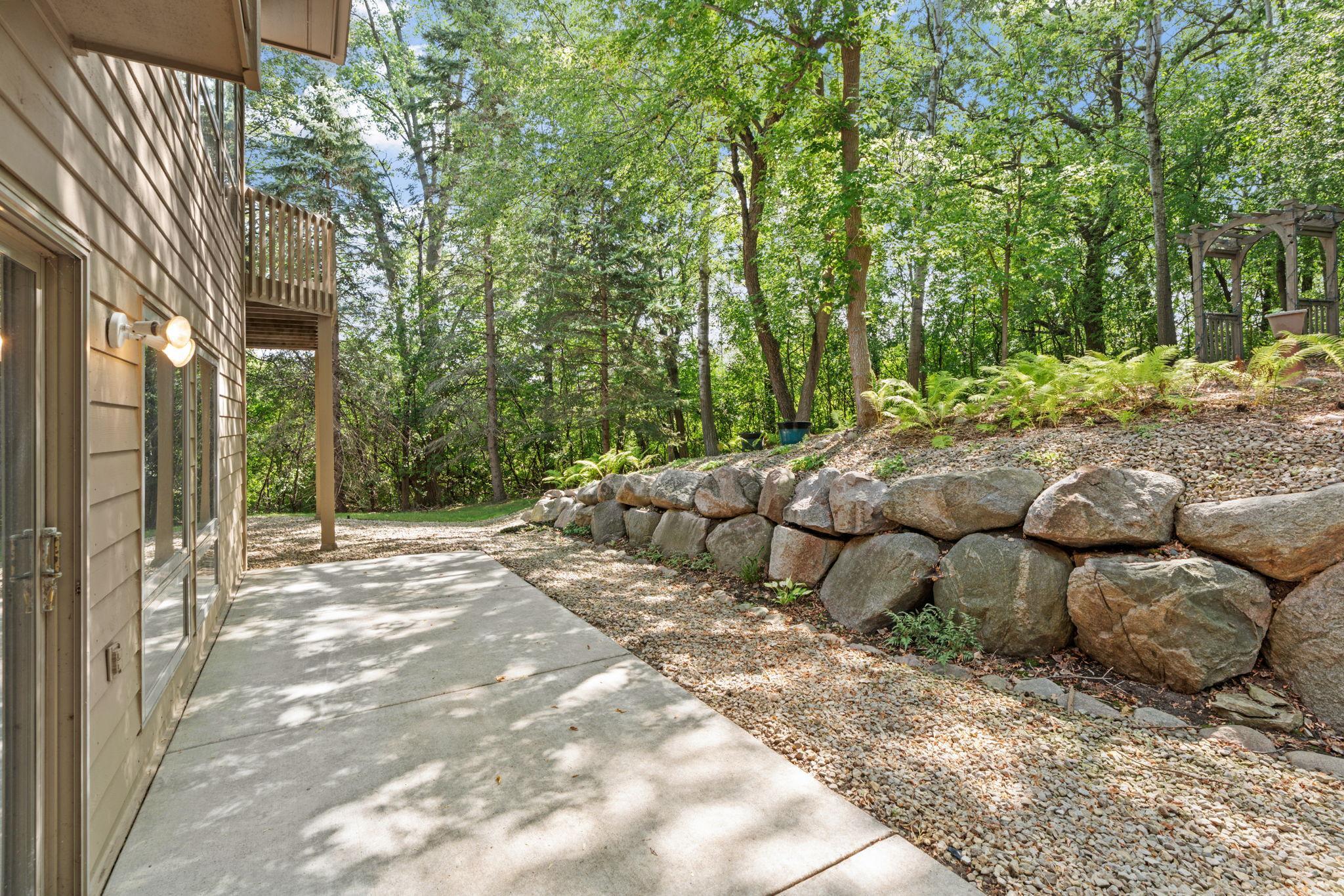 6-web-or-mls-8975 Hunters Way-6.jpg