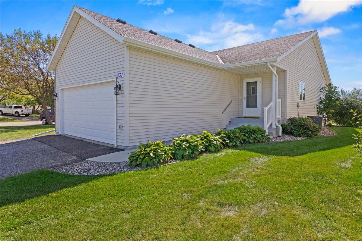 Welcome to 331 Sunfish Ln - 3 bed detached townhome