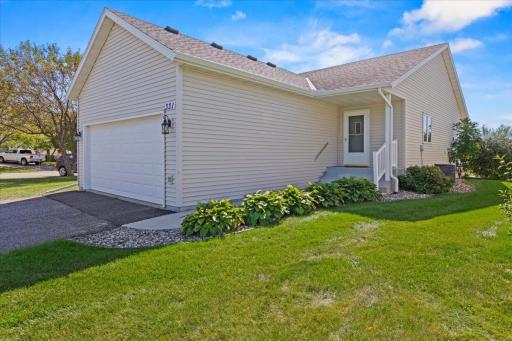 Welcome to 331 Sunfish Ln - 3 bed detached townhome