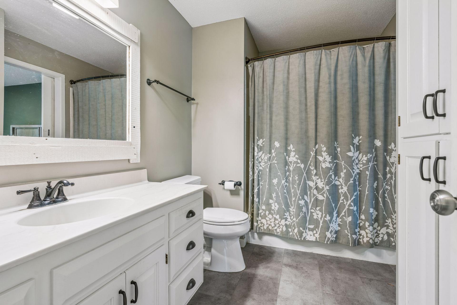 Full bathroom (Upper level, walkthrough to primary and new LVL tile)