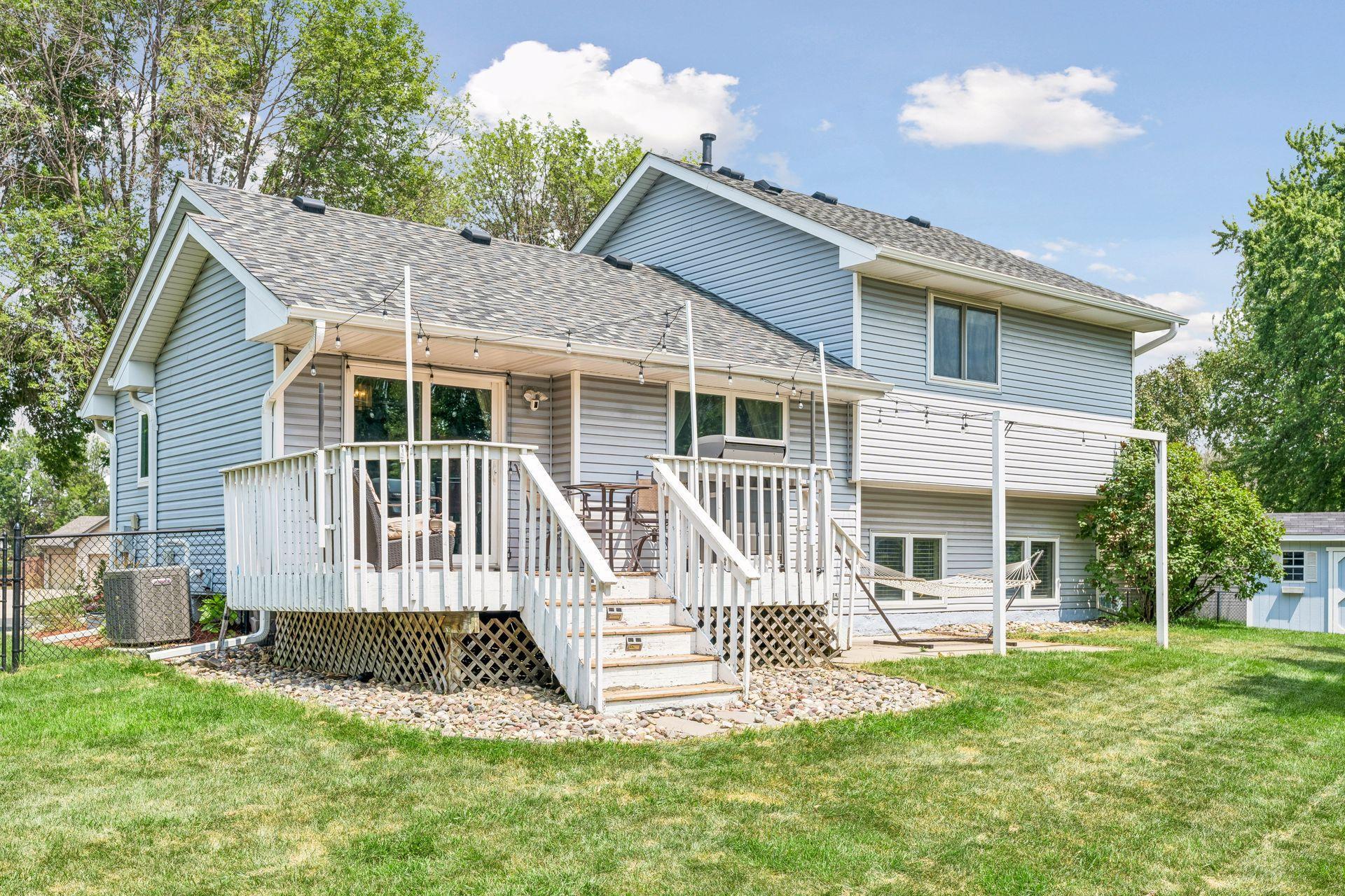 Deck has 2 sets of stairs