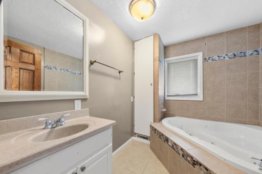 25 bathroom.jpg
