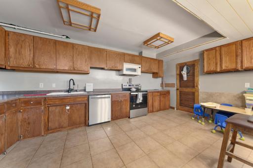37 kitchen_lower.jpg