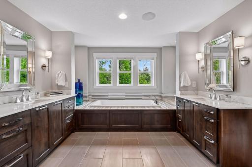 5290 Shenandoah Lane N, Plymouth, MN 55446