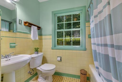 Upper level full bath.