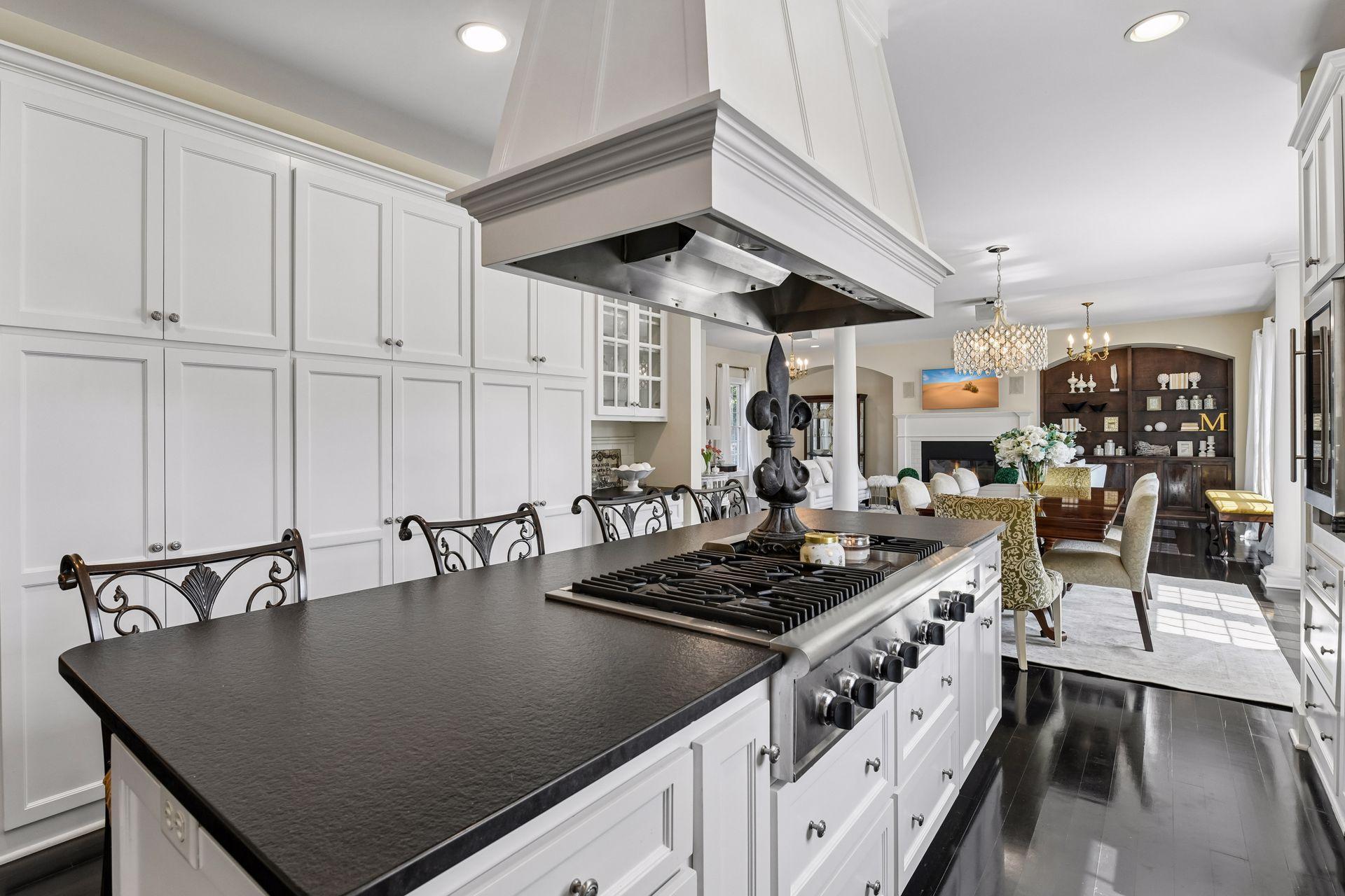 A spacious island is the ideal workspace to test out new recipes or cooking your signature dishes.
