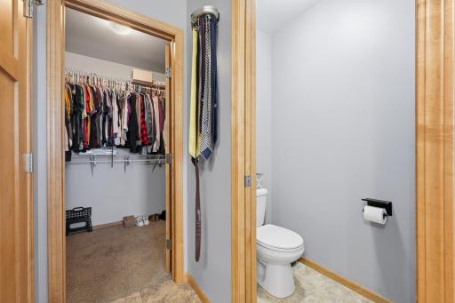 Primary En-suite Bathroom/Walk-in-closet