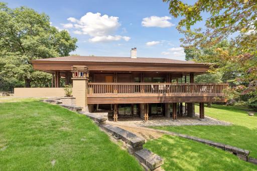 273 Turnberry Court, Hudson, WI 54016 - Prairie-style Frank Lloyd Wright-inspired architecture.