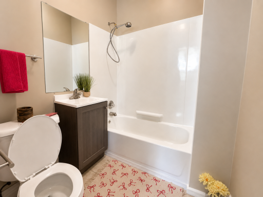Refreshed Full bathroom 1st floor