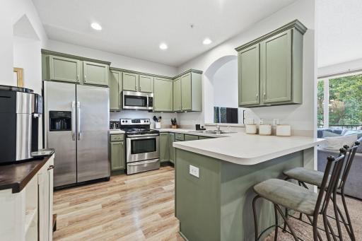 Peninsula, stainless steel appliances, plentiful counterspace...