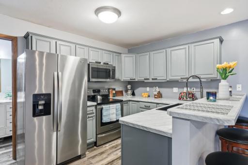 Gorgeous countertops, stainless steel appliances!