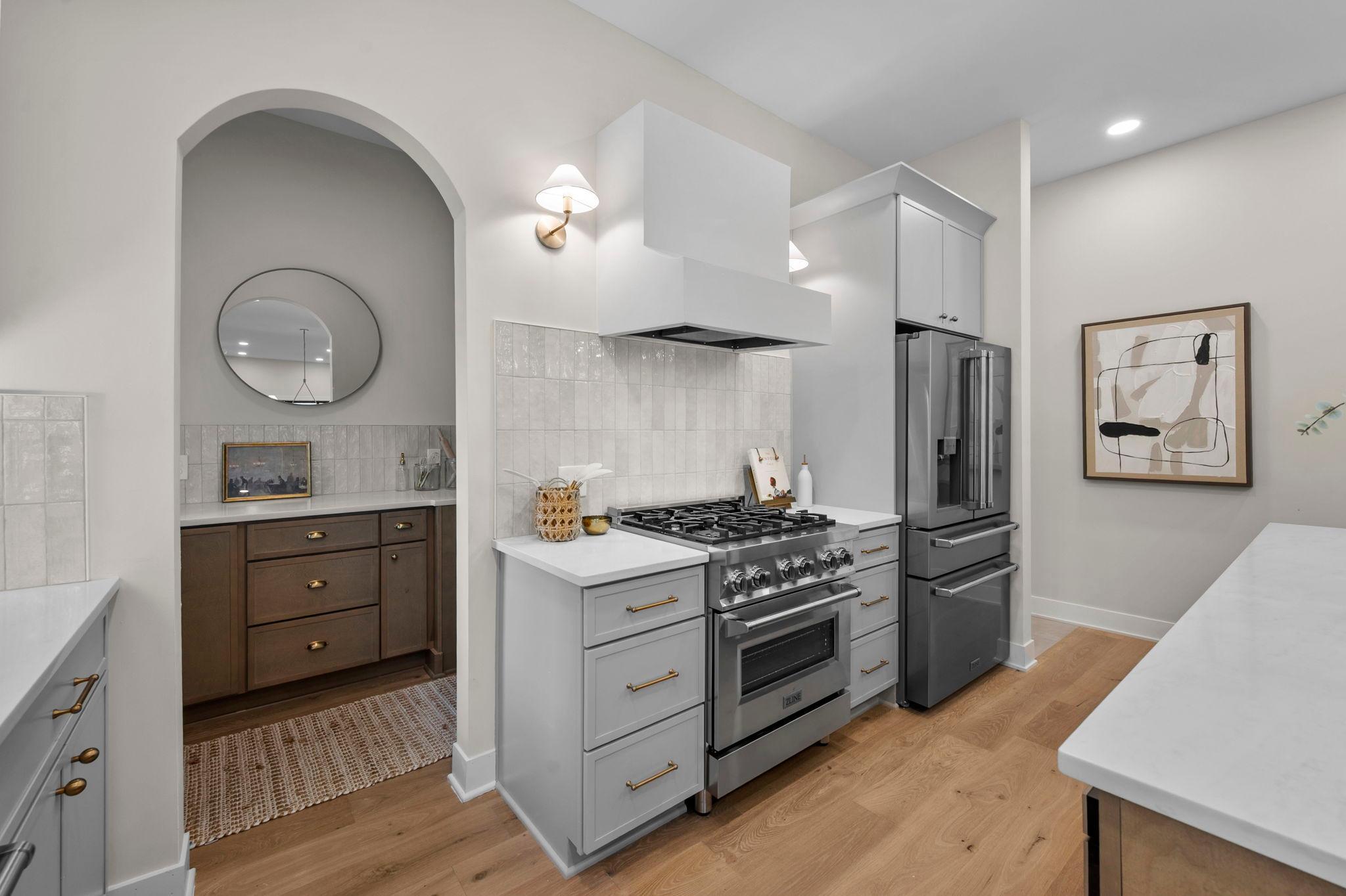 41-web-or-mls-5801 Fairfax Ave-229.jpg
