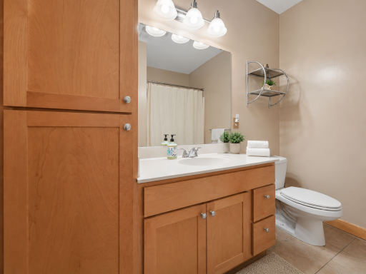 2nd full bathroom across from 2nd bedroom in hallway..