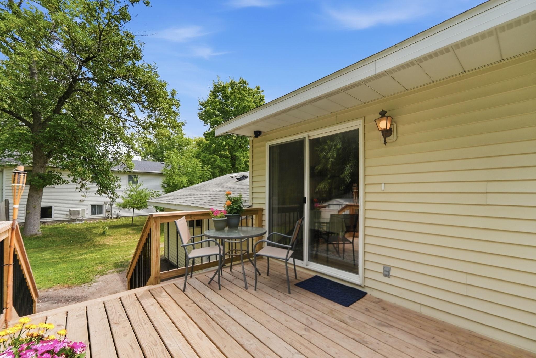 Deck -20 sq ft - Resurfaced in 2025
